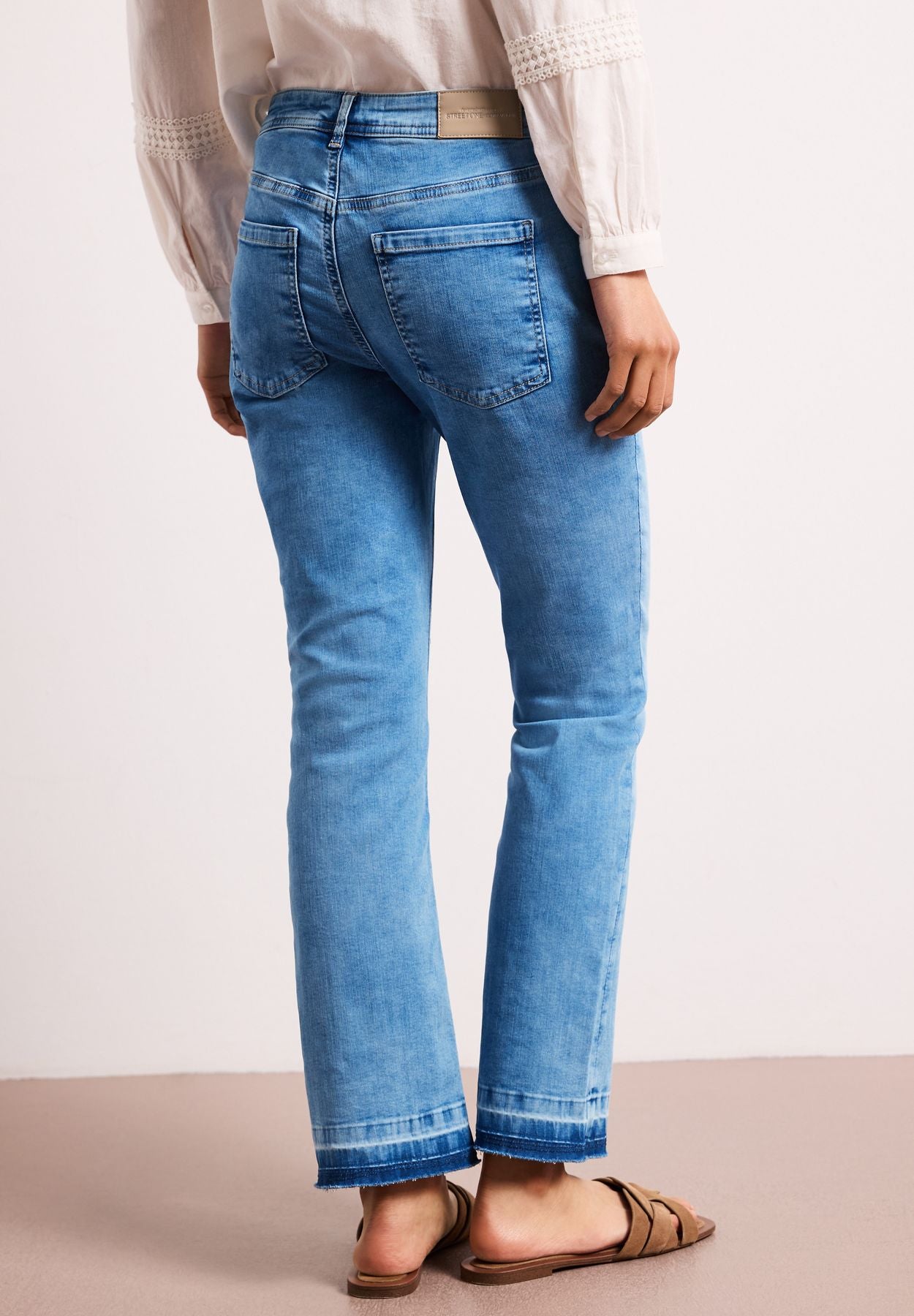 High Waist Flared Leg Jeans mit Ziersaum