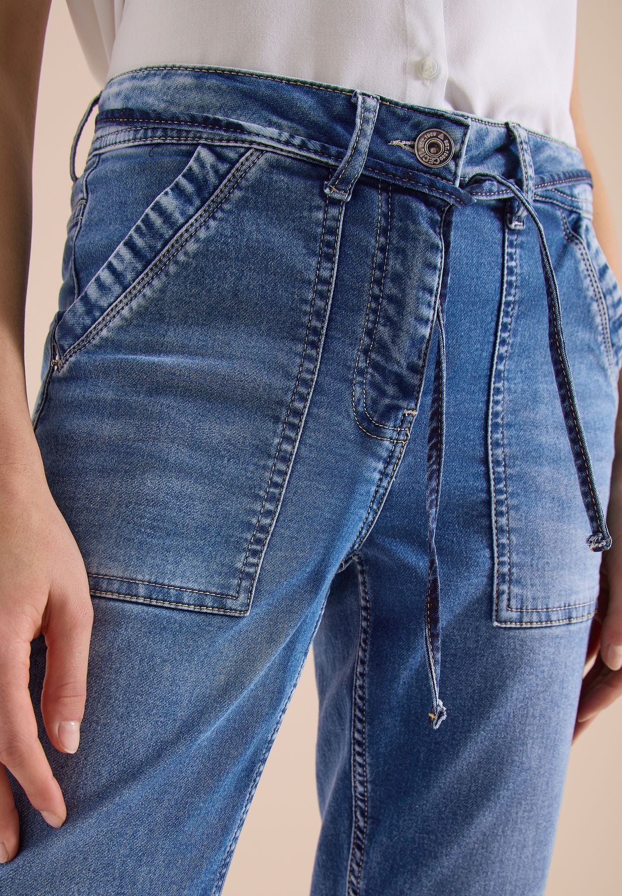 Mid Waist Slim Leg Jeans im Casual Fit
