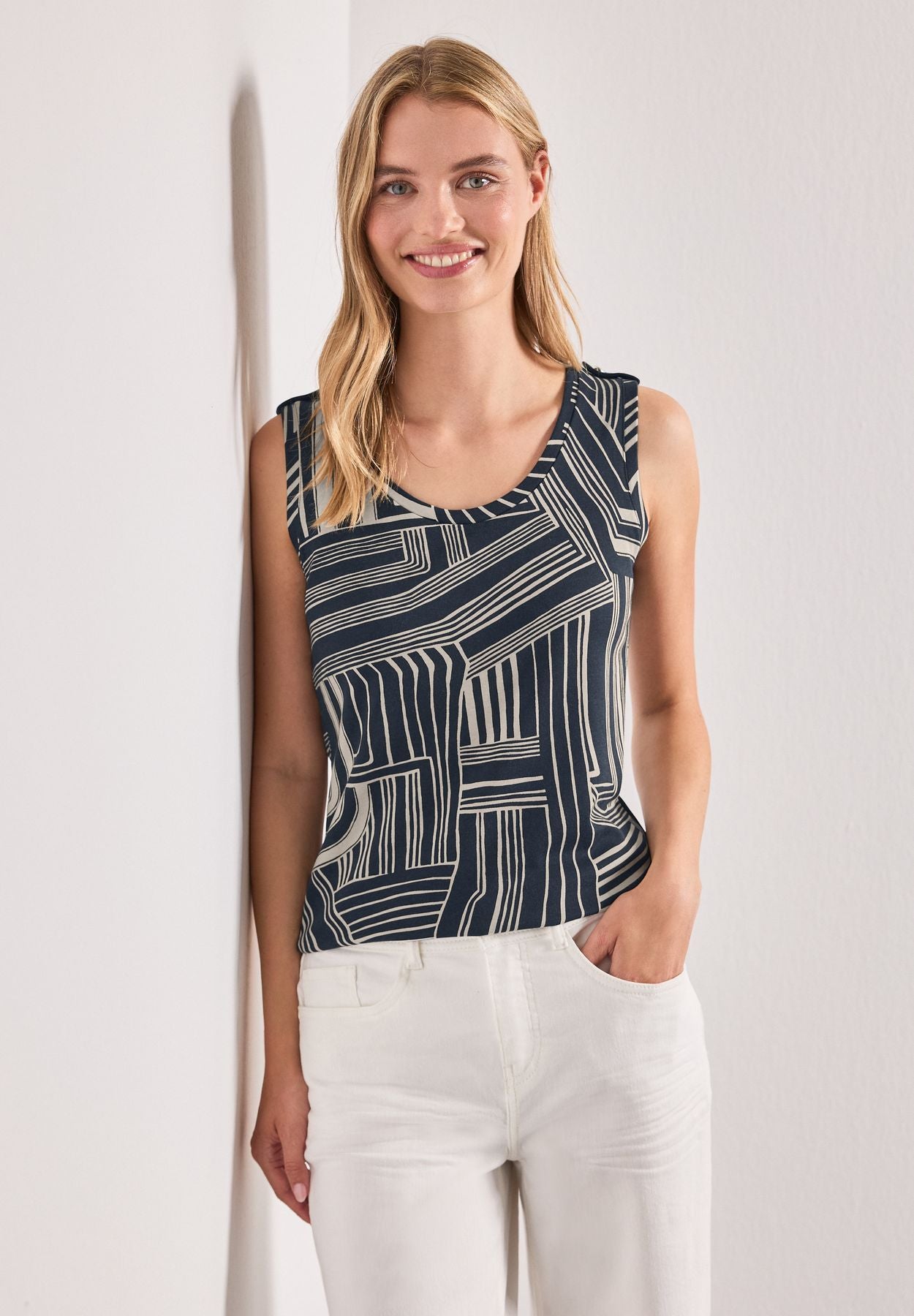 Top mit V-Neck und Knopfdetail