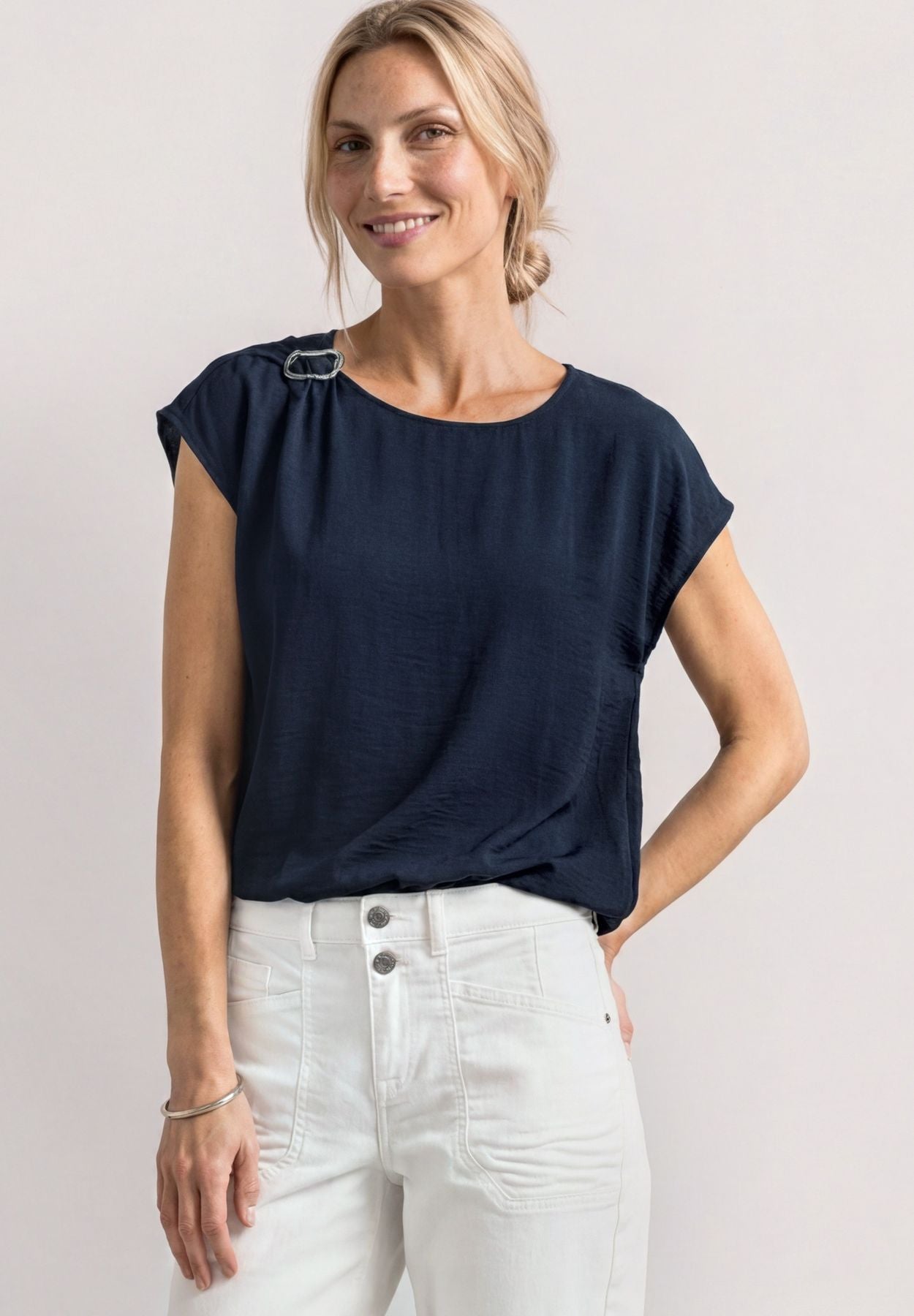 Blusenshirt mit Rundhals und Schnallendetail
