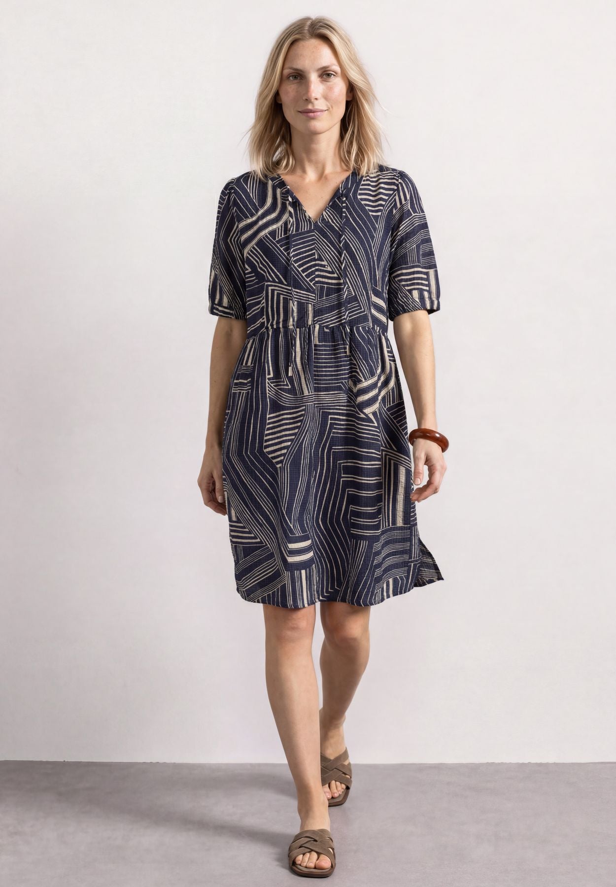 Knielanges Kleid mit Bänderdetail