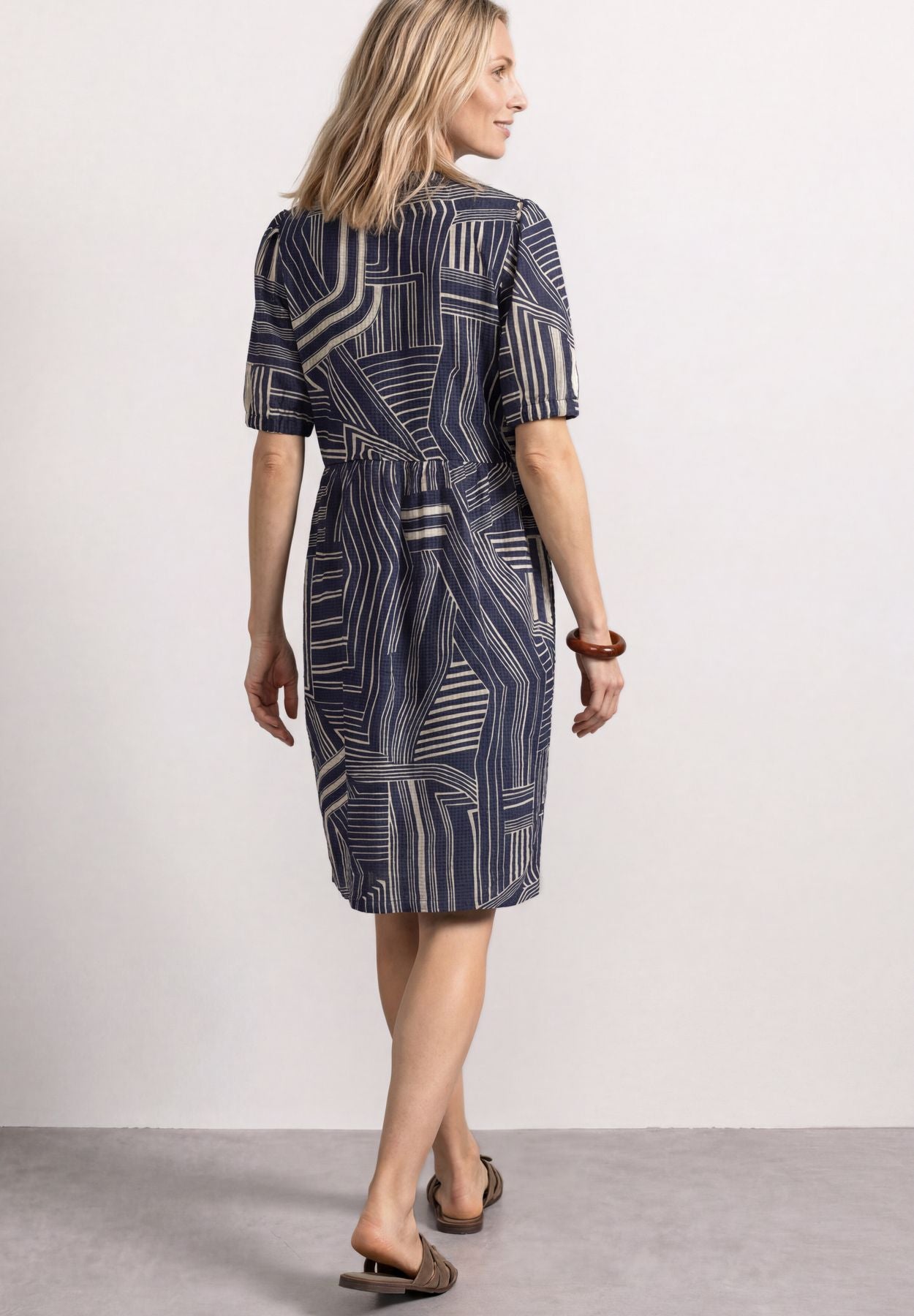 Knielanges Kleid mit Bänderdetail