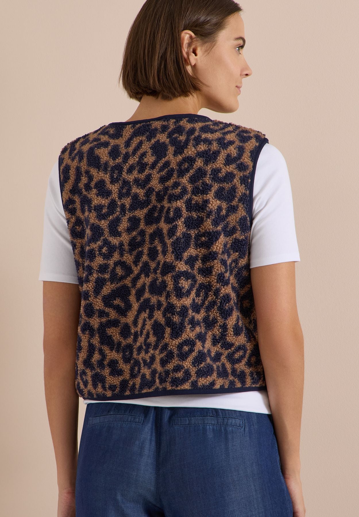 Teddy-Weste mit Softshelldetails und Leo-Muster