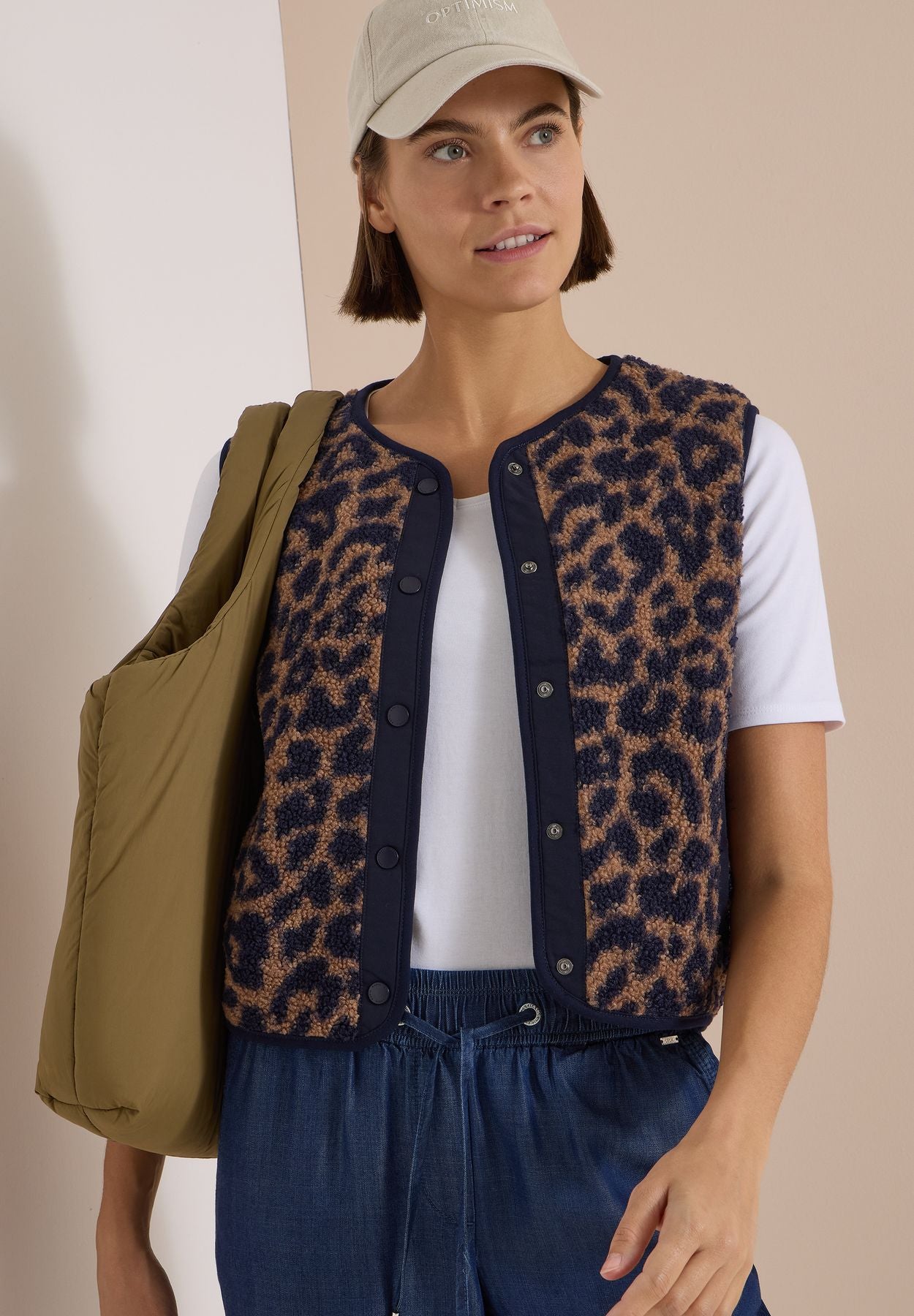 Teddy-Weste mit Softshelldetails und Leo-Muster