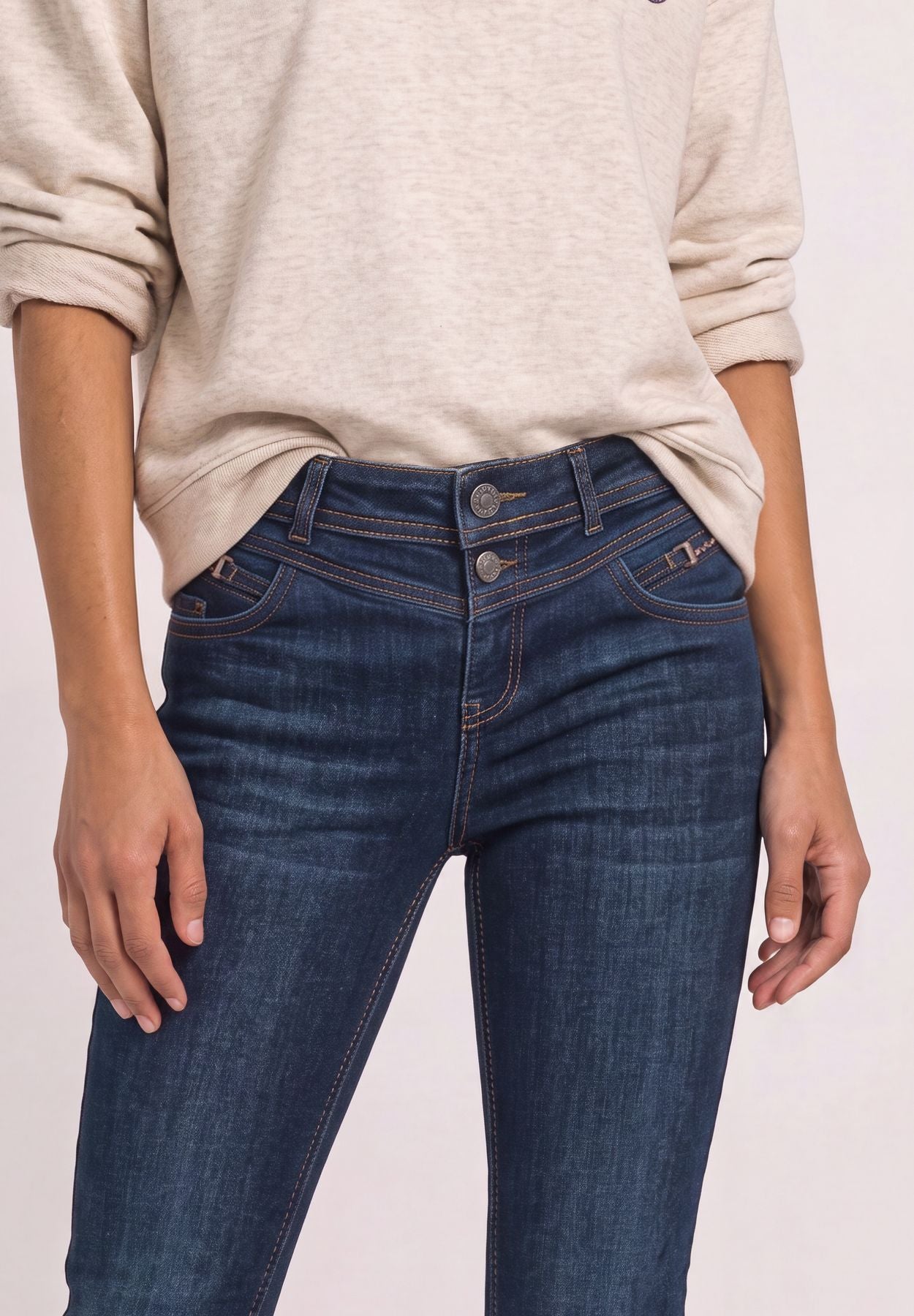Mid Waist Slim Leg Jeans mit Dekodetail