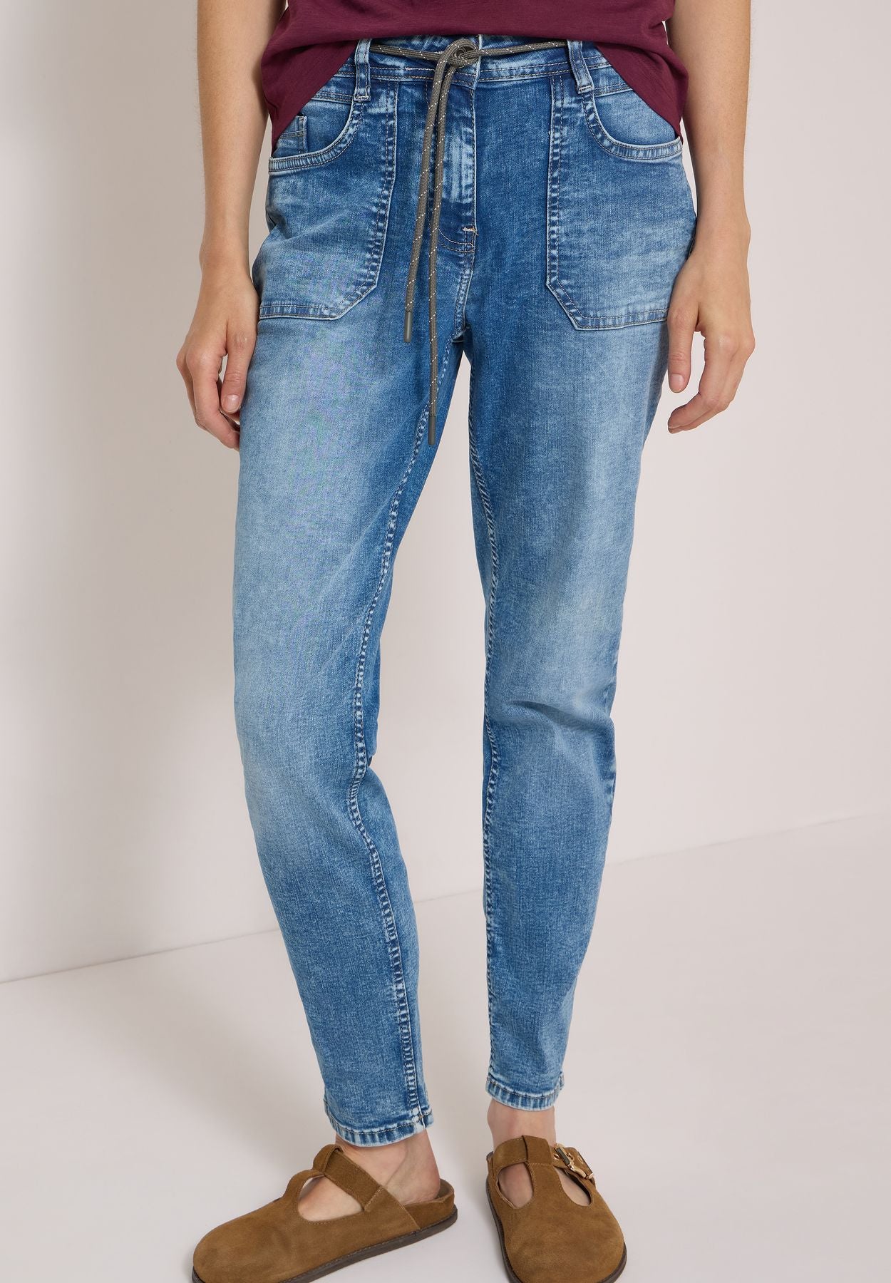 Mid Waist Slim Leg Jeans im Casual Fit