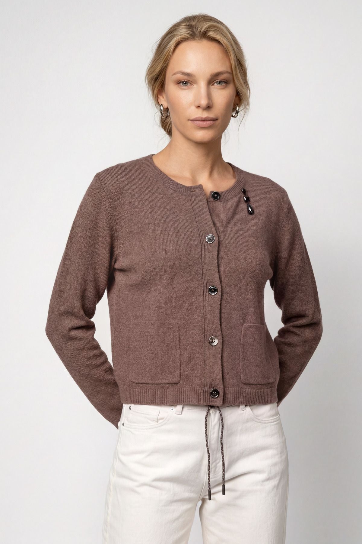 Strickjacke mit Brosche