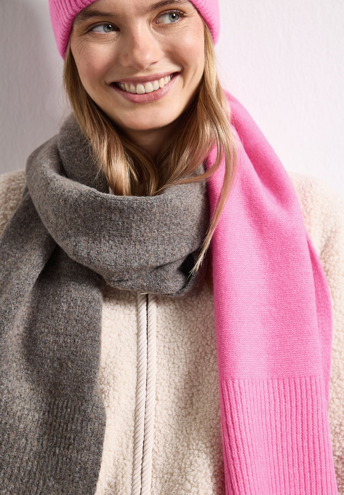 Feinstrick Schal im Colorblock-Look