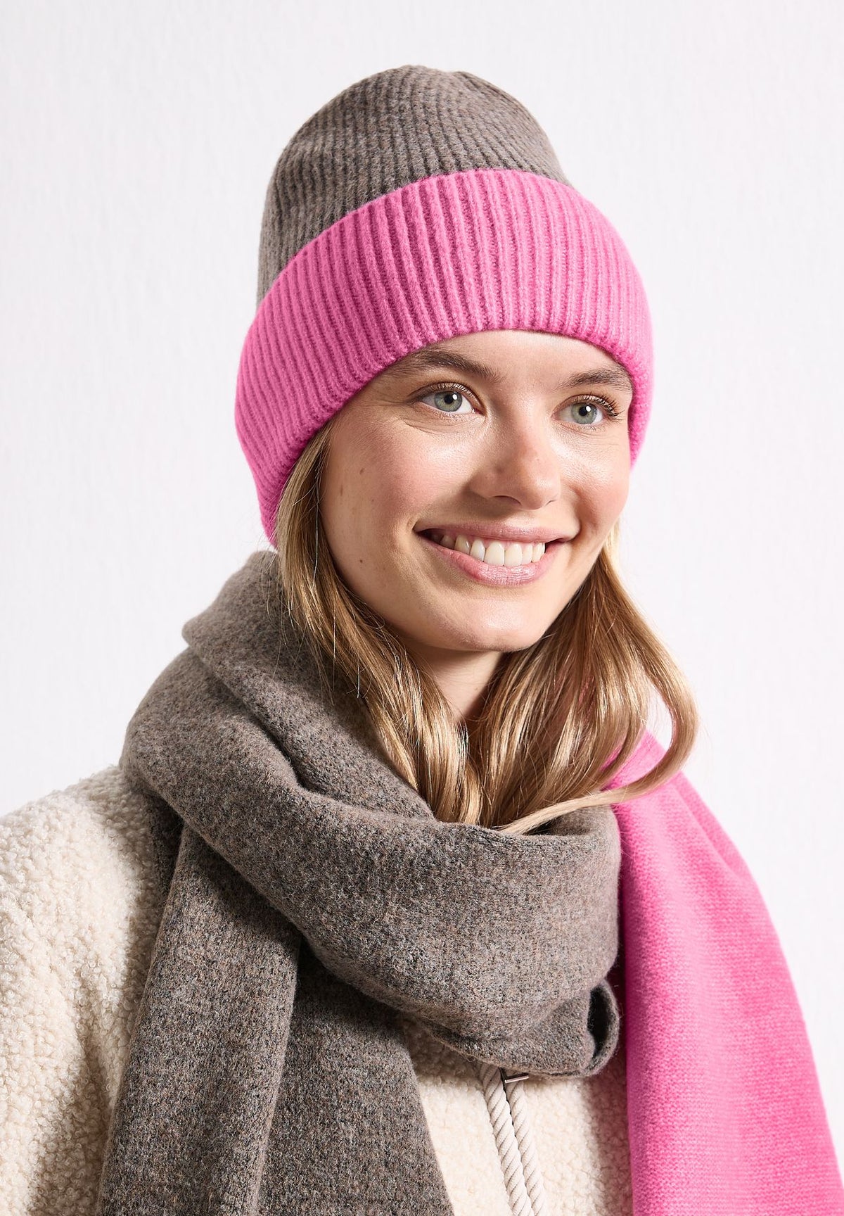 Feinstrick Beanie im Colorblock-Look