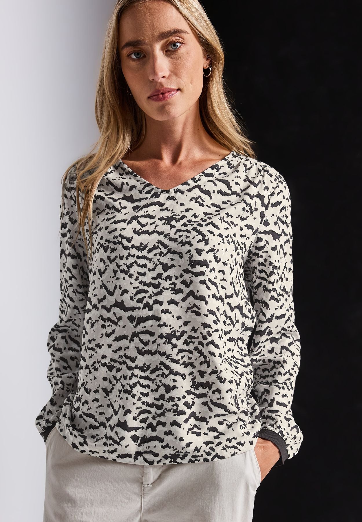 V-Neck Bluse mit Tape