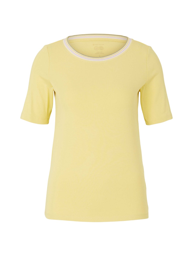T-shirt colored collar