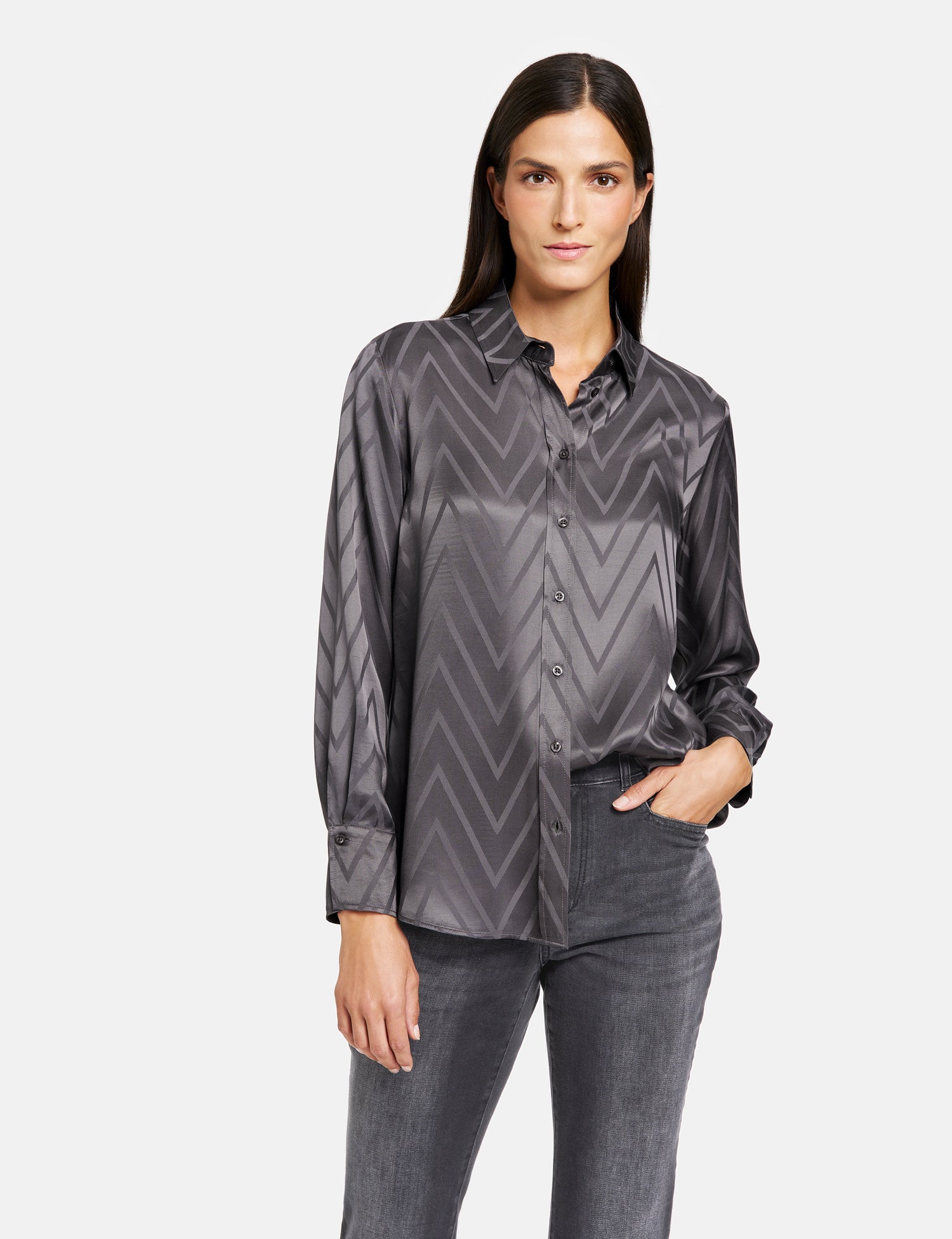 Fließende, satinierte Bluse mit grafischen Linien